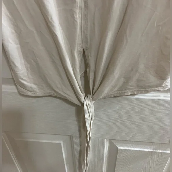 Women’s Lululemon Short Sleeve Shirt with Tie Wrap Size 6 - Picture 5 of 8